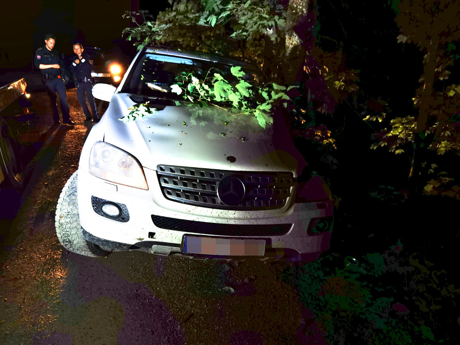 Lenker Ließ Beifahrerin Verletzt Im Unfallauto Zurück - Tirol | Heute.at