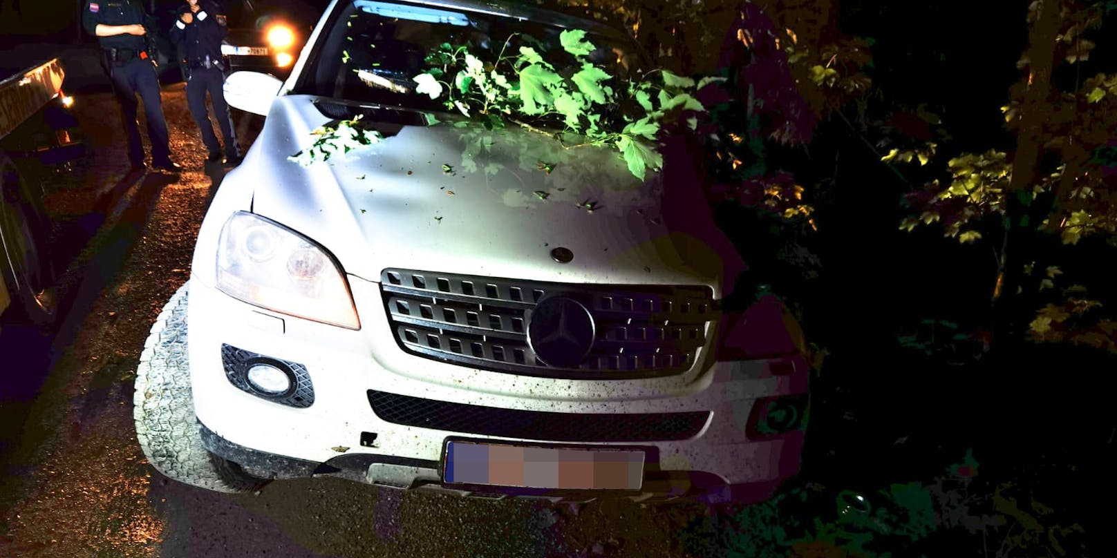 Der Fahrer eines Mercedes mit bayrischem Kennzeichen ließ seine Beifahrerin verletzt im Auto zurück und flüchtete.
