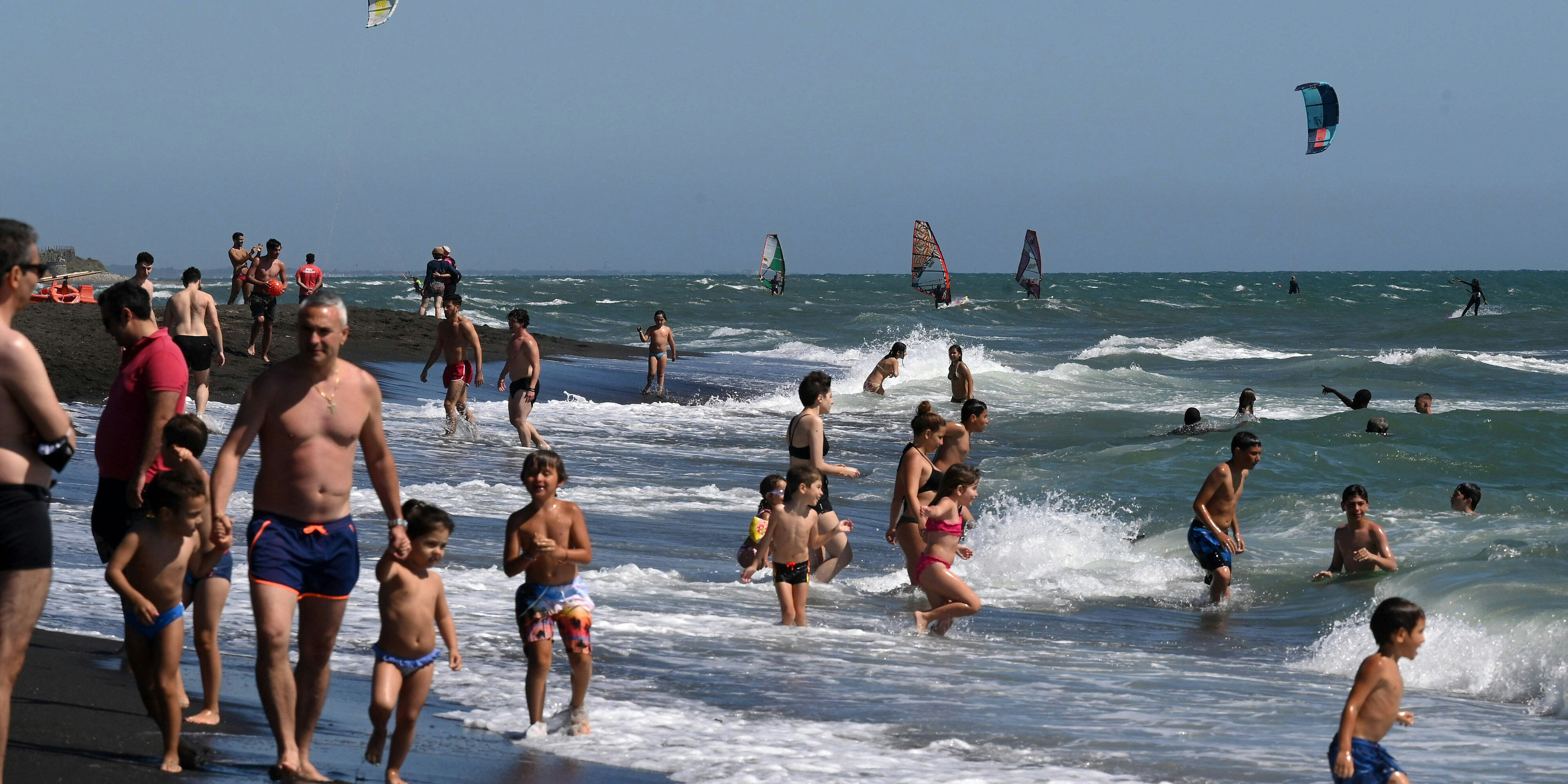 Italiens Strände füllen sich. Dank des 500-Euro-Urlaubsgutscheins der Regierung stürmen die Italiener ihre Strände.