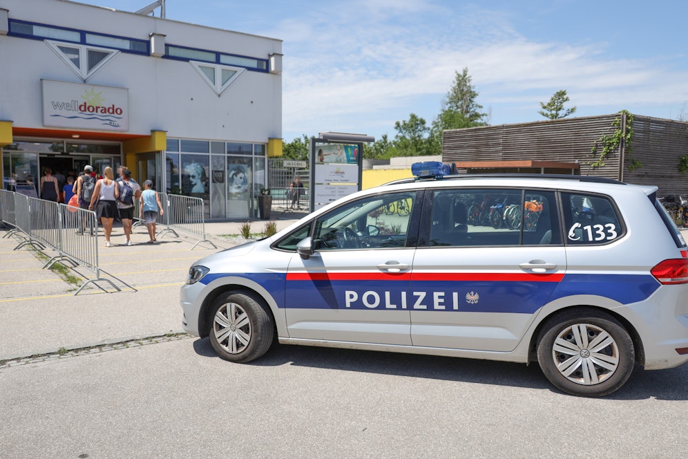 Zwei Bademeister retteten in Wels einem Mäderl (6) das Leben.