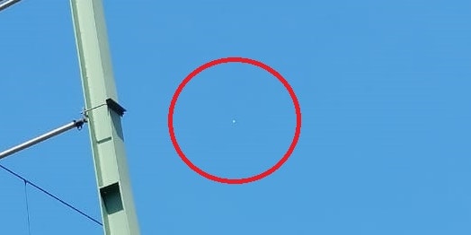 Das weiße dreieckige Flugobjekt beim Wiener Gürtel.