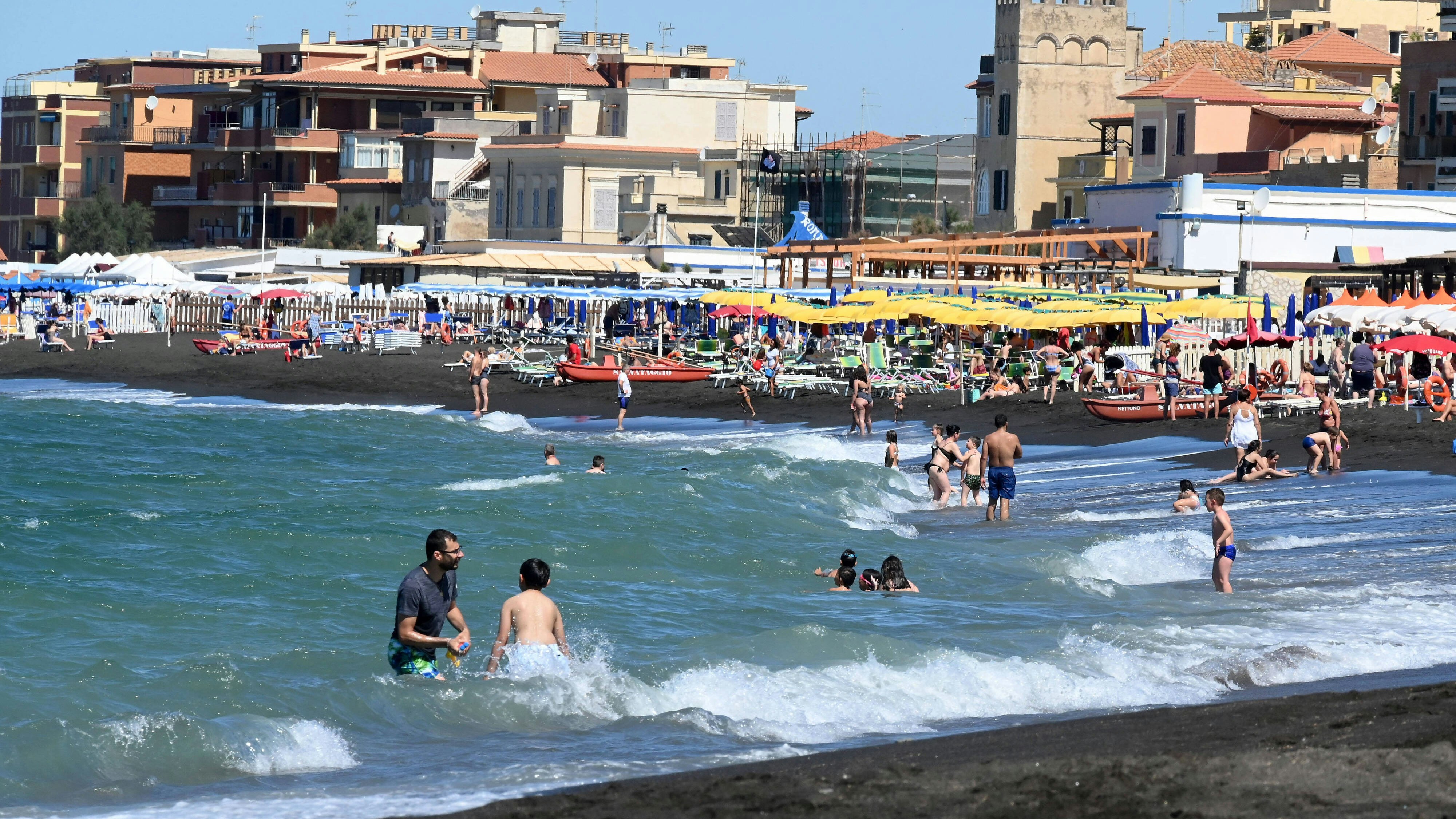 Italiens Strände füllen sich. Dank des 500-Euro-Urlaubsgutscheins der Regierung stürmen die Italiener ihre Strände.