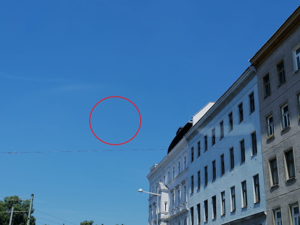 Das weiße dreieckige Flugobjekt beim Wiener Gürtel.