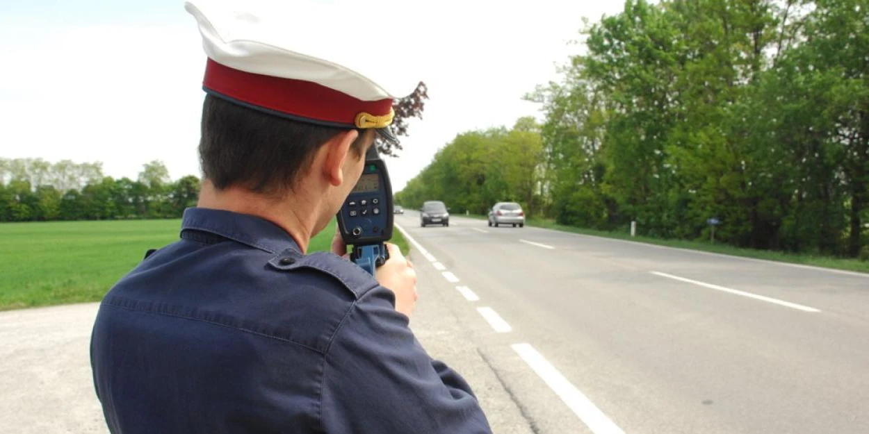 Symbolfoto eines Polizisten mit Laserpistole