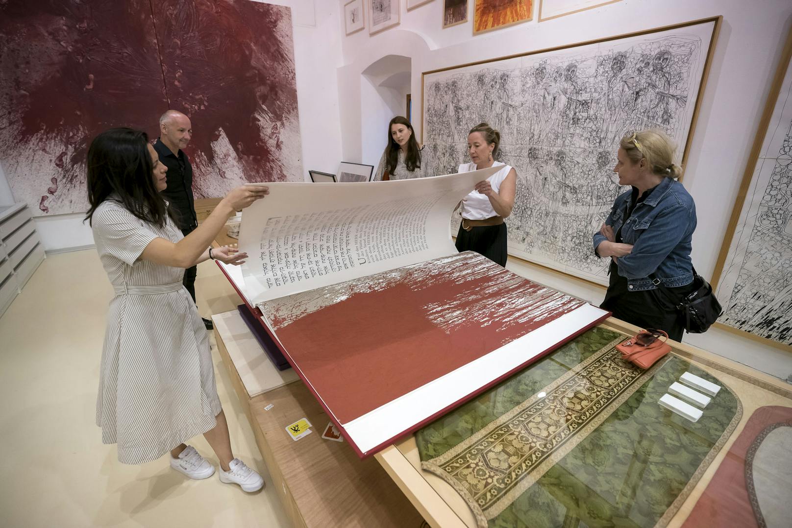Buch mit Druckwerken von Nitsch in seinem Grafik-Atelier im Schloss Prinzendorf. 50 Kilogramm schwer, 30.000 Euro wert.