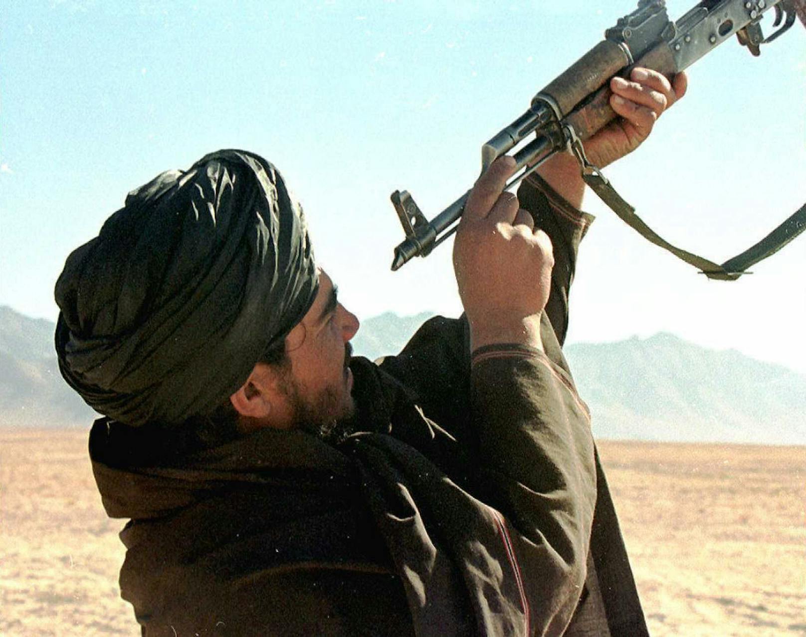 Ein Taliban-Kämpfer in Afghanistan bei der Reinigung seiner Waffe. Archivbild, 27. Oktober 1997