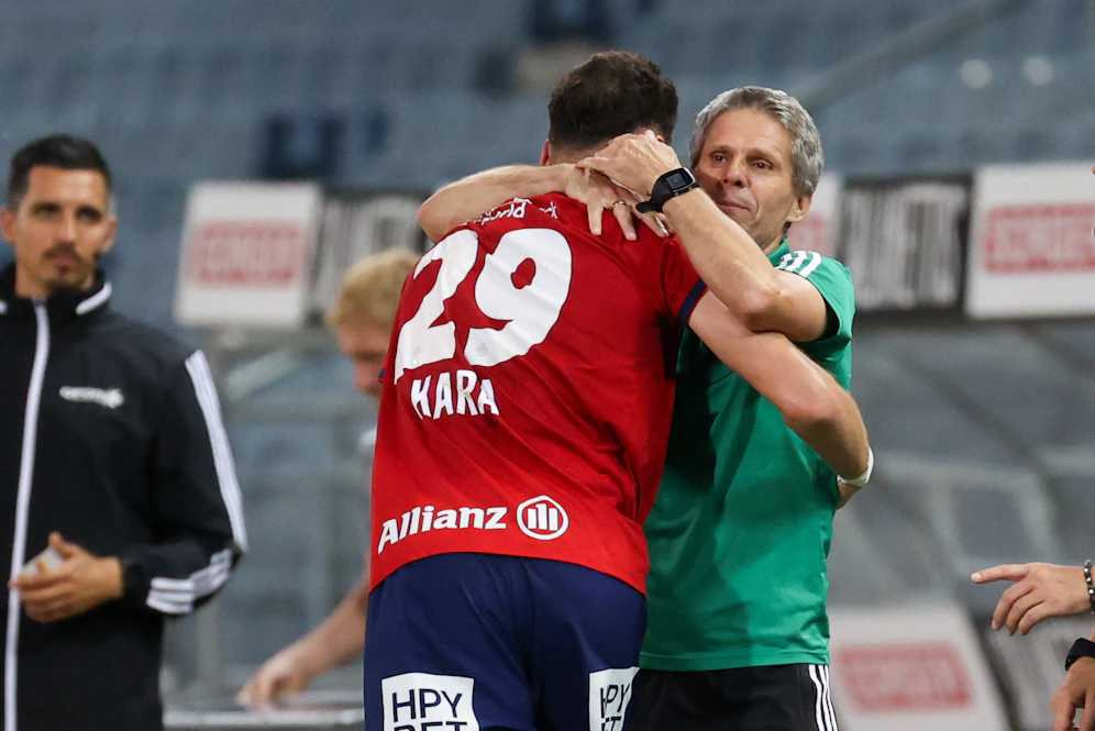 Didi Kühbauer umarmt Siegtorschützen Ercan Kara