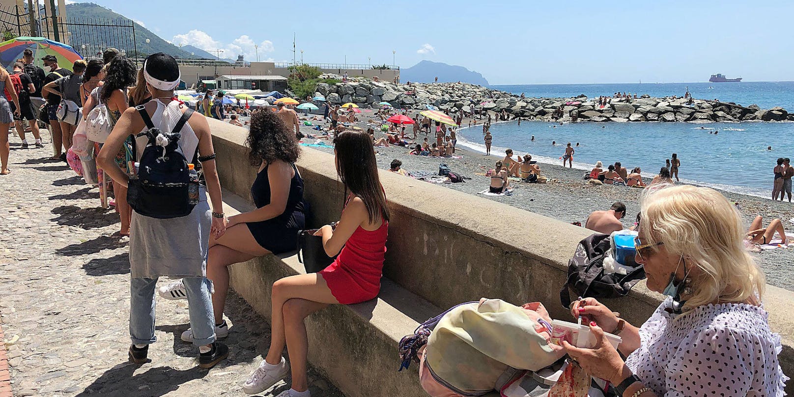 Italiens Strände füllen sich. Dank des 500-Euro-Urlaubsgutscheins der Regierung stürmen die Italiener ihre Strände.