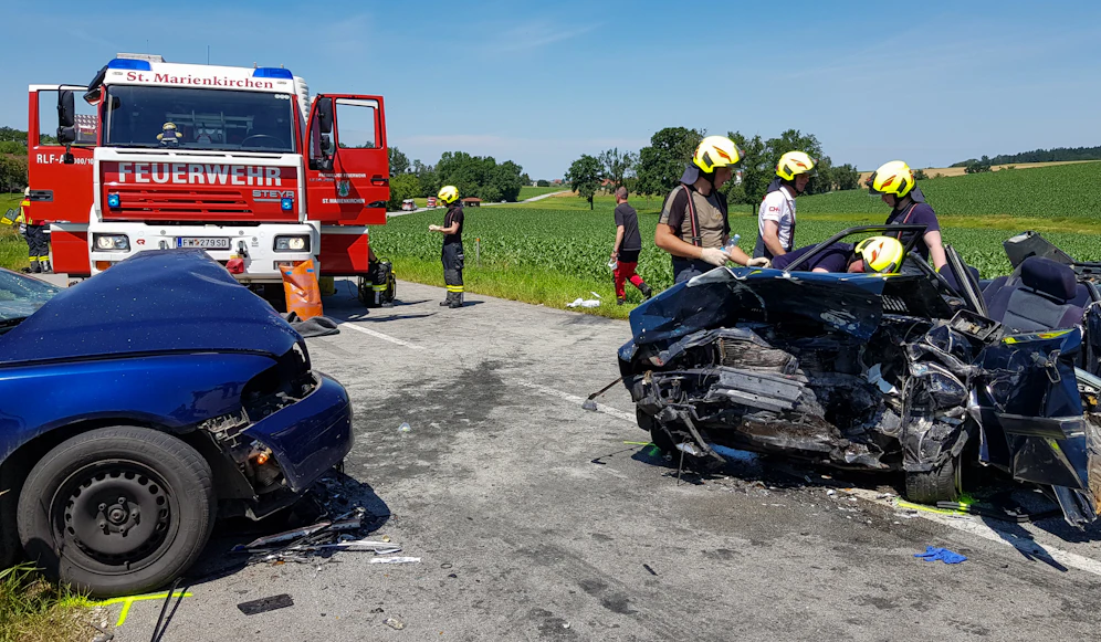 Die Fahrzeuge wurden bei dem Crash völlig zerstört.