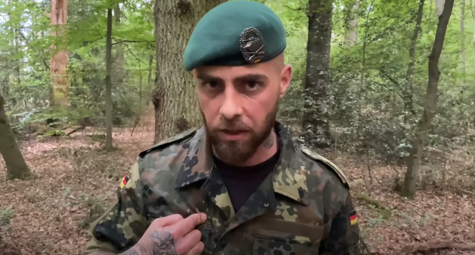 Der selbsternannte "Wehrwolf" ruft Bundeswehr- und Polizeiangehörige zum bewaffneten Widerstand auf.