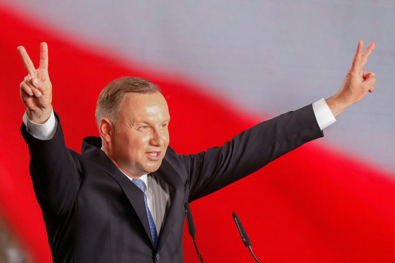 Siegespose trotz verpasster Mehrheit: Polens amtierender Präsident&nbsp;Andrzej Duda wurde beim Urnengang am 28. Juni 2020 von&nbsp; ...&nbsp;