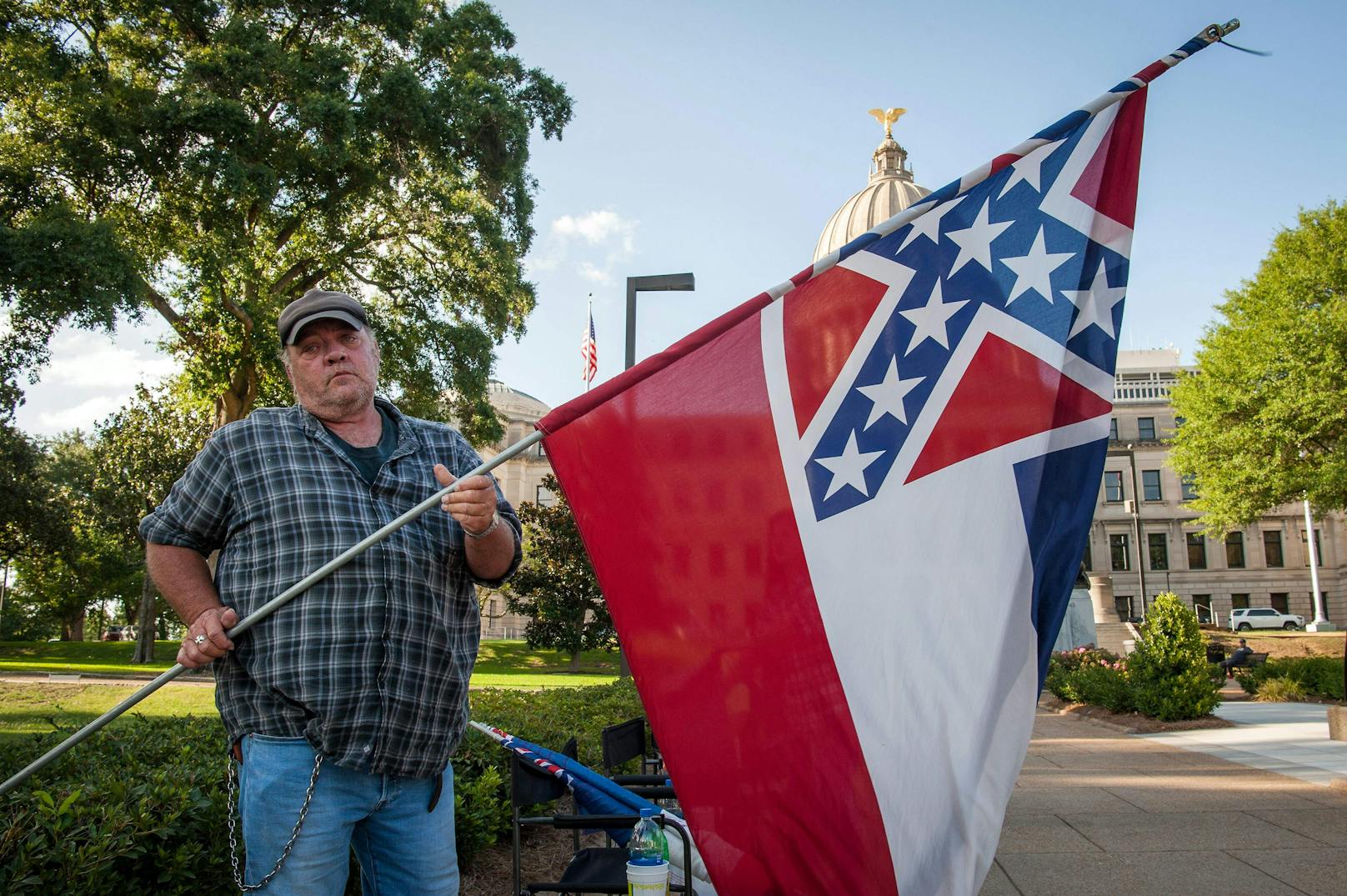 Ein Demonstrant rollt seine Flagge ein, nachdem die Regierung von Mississippi ihre Änderung beschlossen hatte (28. Juni 2020)