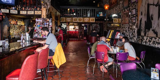 20 Personen haben sich in einer Bar angesteckt.