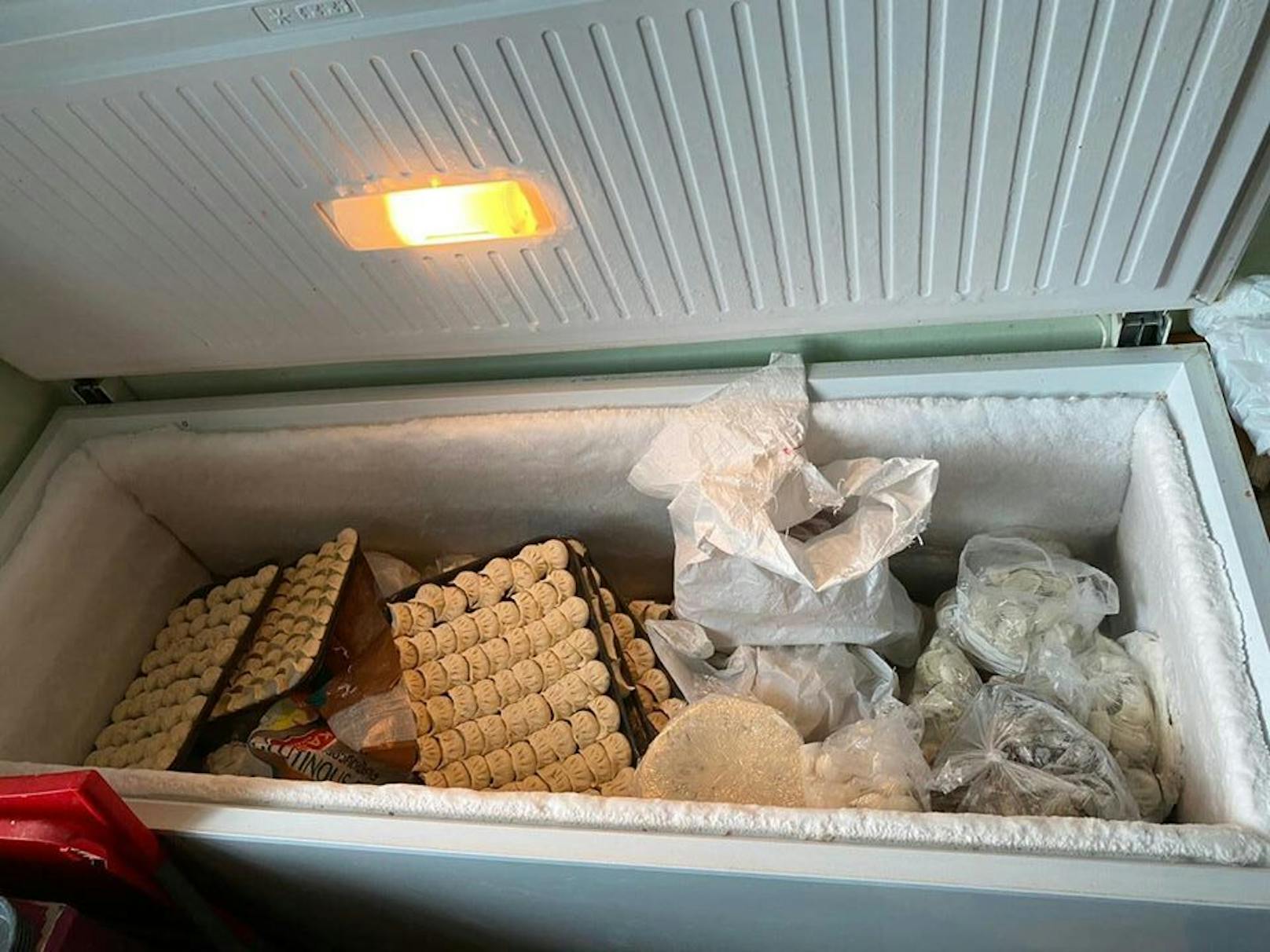 In einer Wiener Wohnung entdeckten die Behörden 120 Kilogramm an Lebensmitteln.