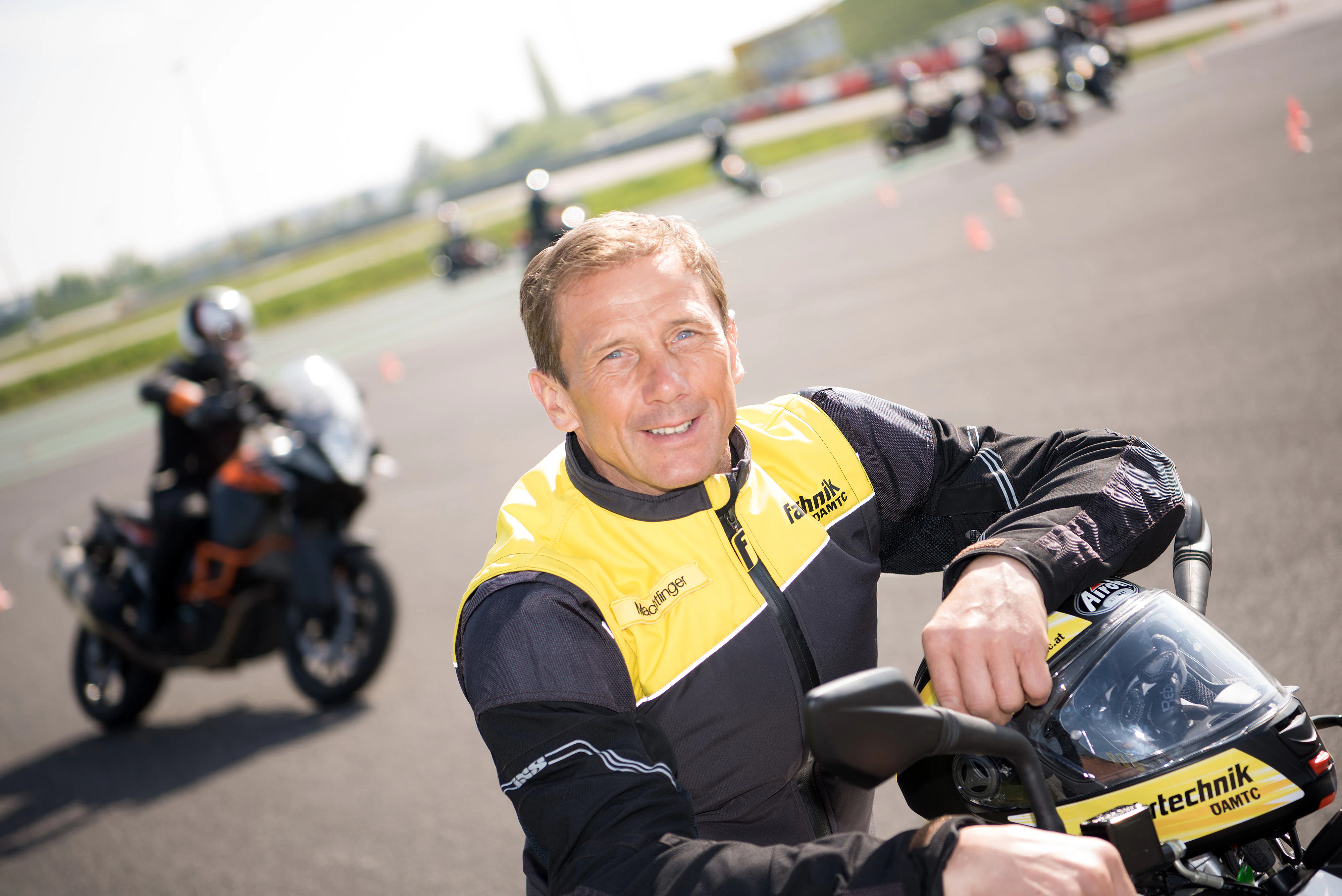 ÖAMTC Fahrtechnik-Experte und Bikeprofi Erwin Machtlinger appelliert eindringlich, auf den Selbstschutz zu achten.