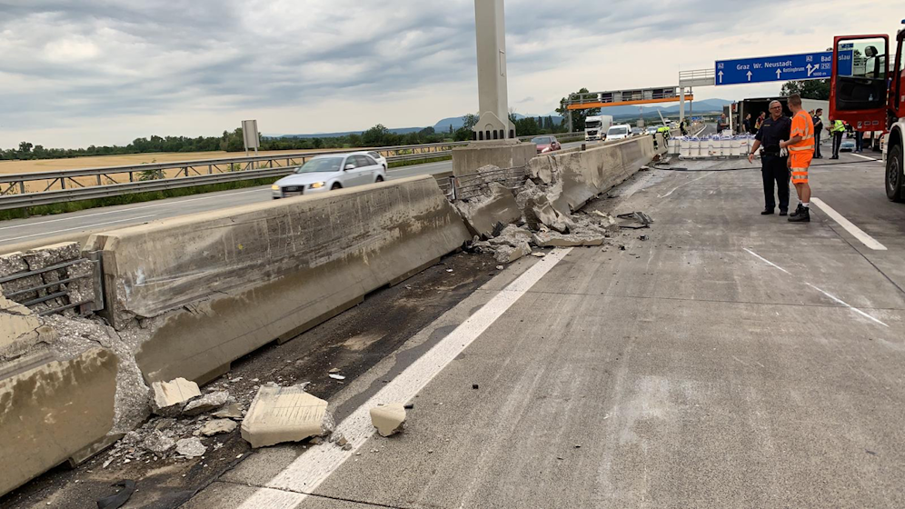 Weil die Betonleitwand beschädigt wurde, bleibt die vierte Spur vorerst noch gesperrt