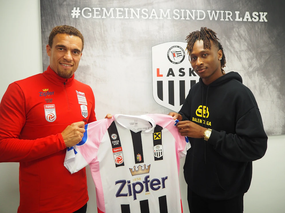 LASK-Trainer&nbsp;Valérien Ismaël (li.) mit dem neuen Stürmer Mamoudou Karamoko.