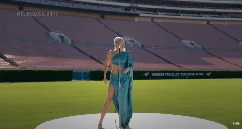 Miley Cyrus singt im leeren Rose Bowl Stadion in Pasadena 