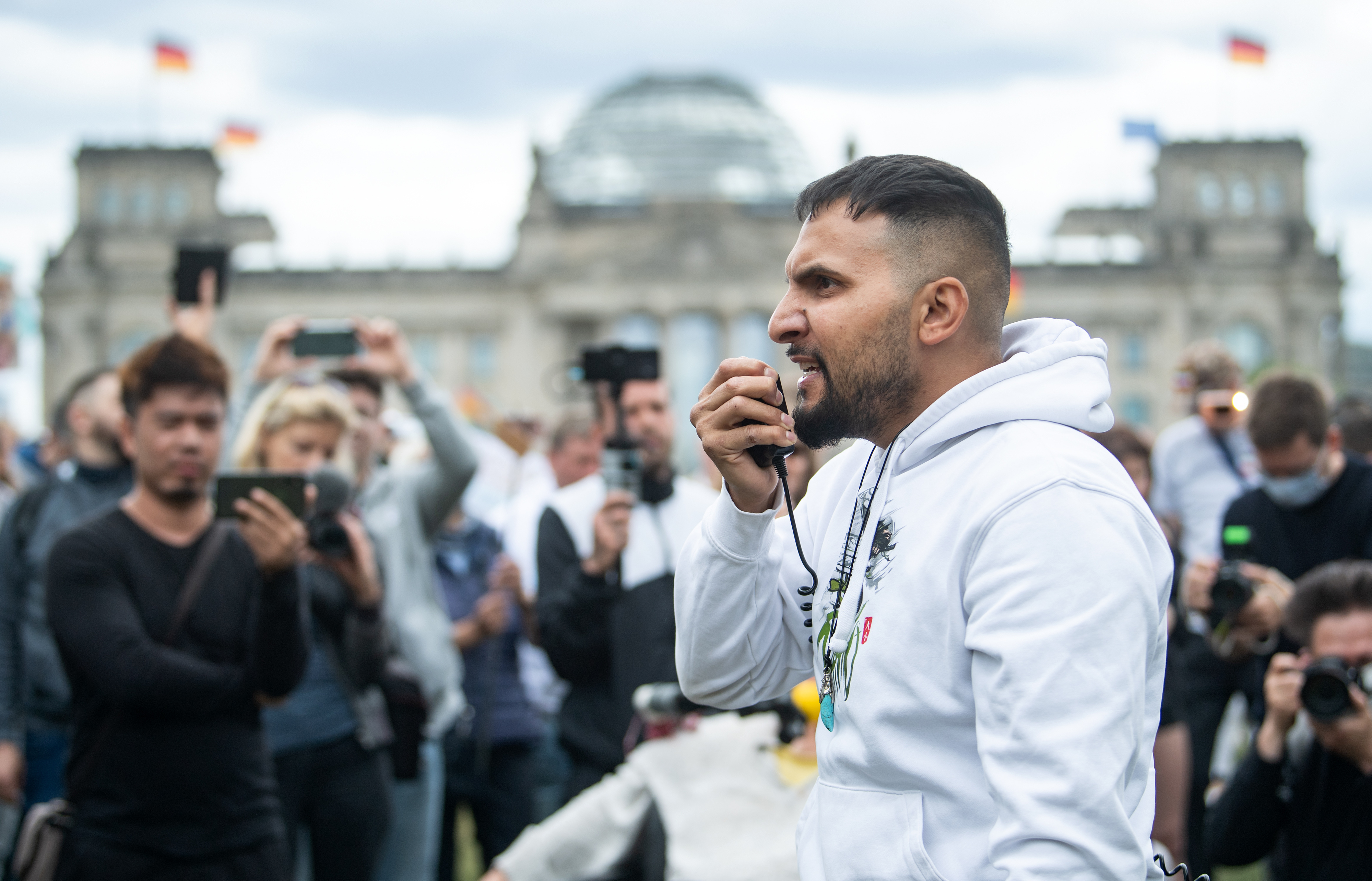 Russland und die USA sollen Deutschland nach Hildmanns Vorstellung von der "kommunistischen Merkel-Diktatur befreien" - am besten mit Waffengewalt.