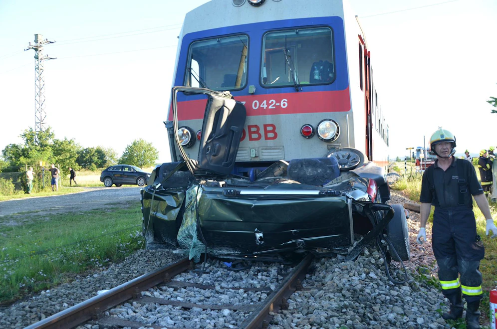 Auto von Zug völlig zerstört