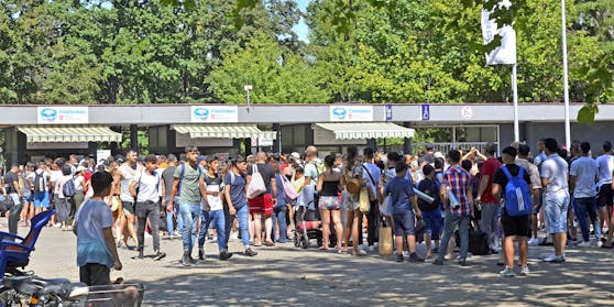 Massenandrang beim Stadionbad an den Kassen.