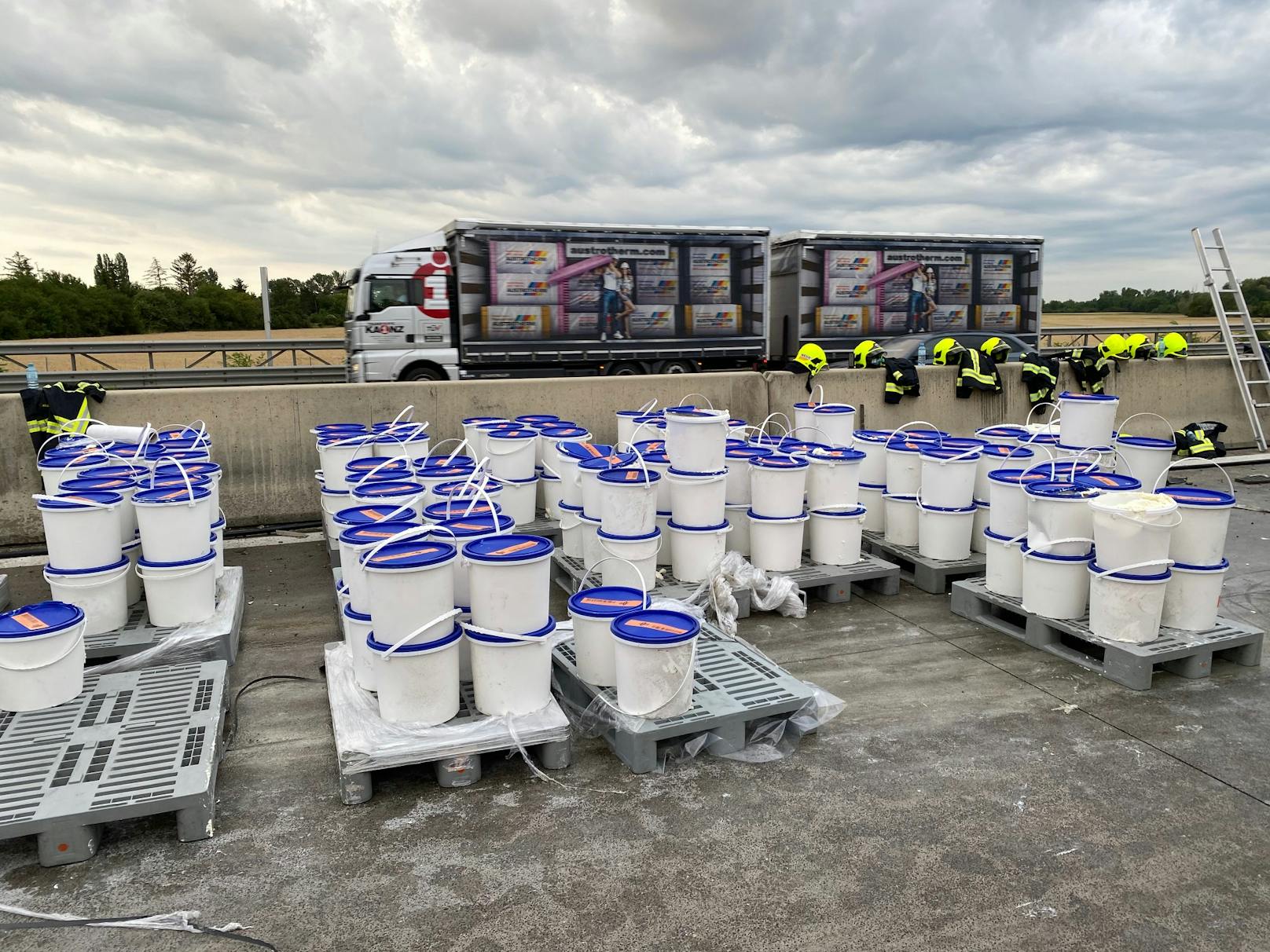 Ein Lkw voller Milchprodukte ist am 29. Juni 2020 auf der A2 bei Baden verunglückt