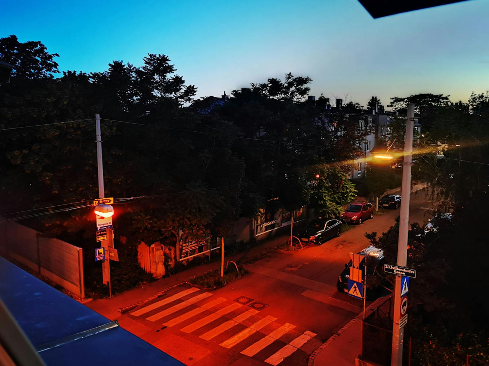 Über den Dächern von Liesing: Aufnahme mit Huawei P40 Pro+ in der Nacht