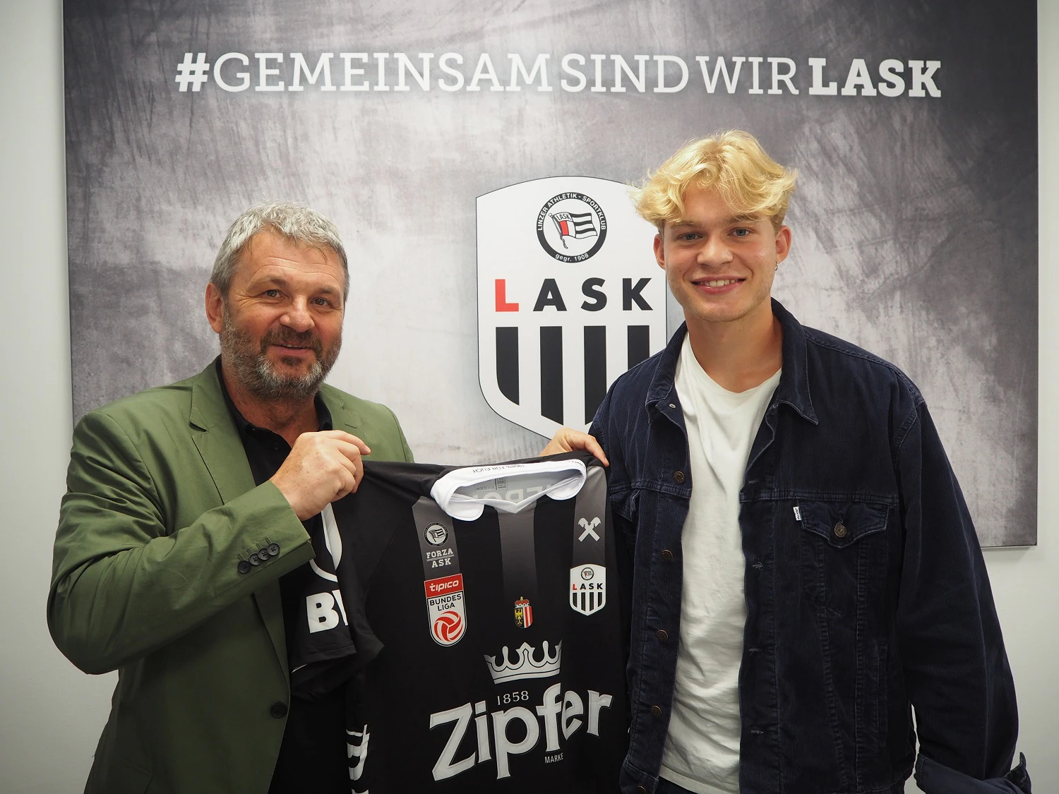 LASK-Vizepräsident Jürgen Werner (li.) mit Mads Emil Madsen.