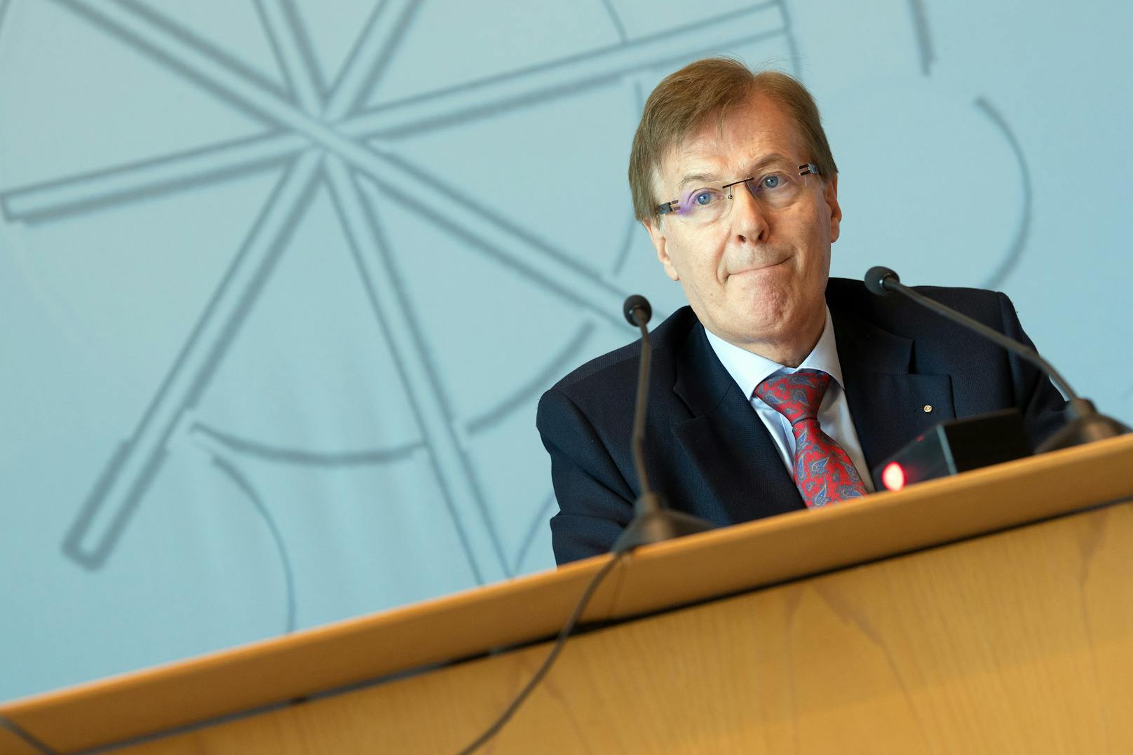 Nordrhein-Westfalens Justizminister Peter Biesenbach im Rahmen der Pressekonferenz zum Kindesmissbrauchskomplex Bergisch Gladbach am 29. Juni 2020