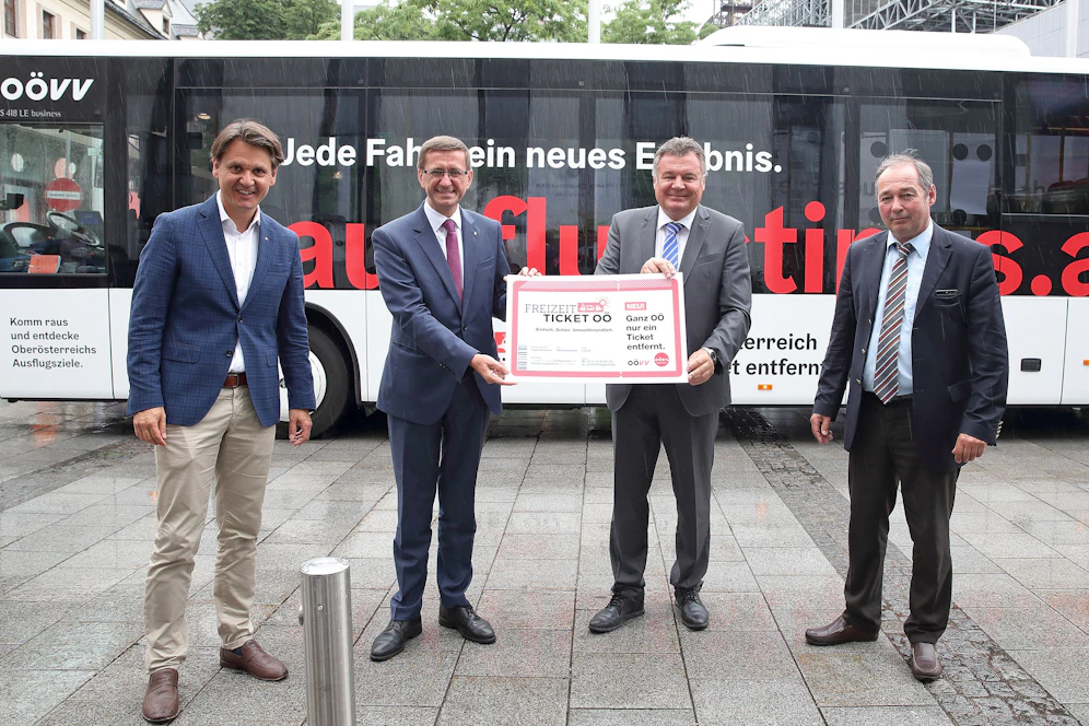 Die Landesräte Markus Achleitner und Günther Steinkellner (mitte) mit den Geschäftsführern des OÖ Tourismus und des OÖ Verkehrsverbundes