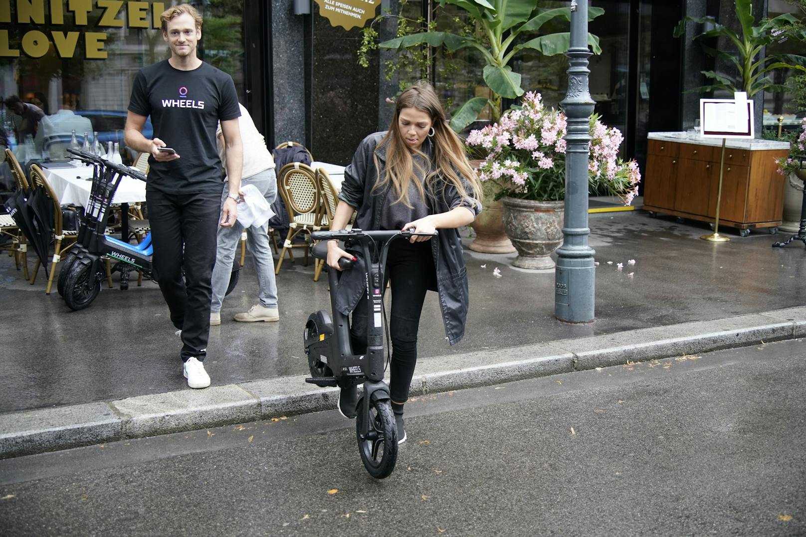 Anna Chiara testet neues E-Bike.