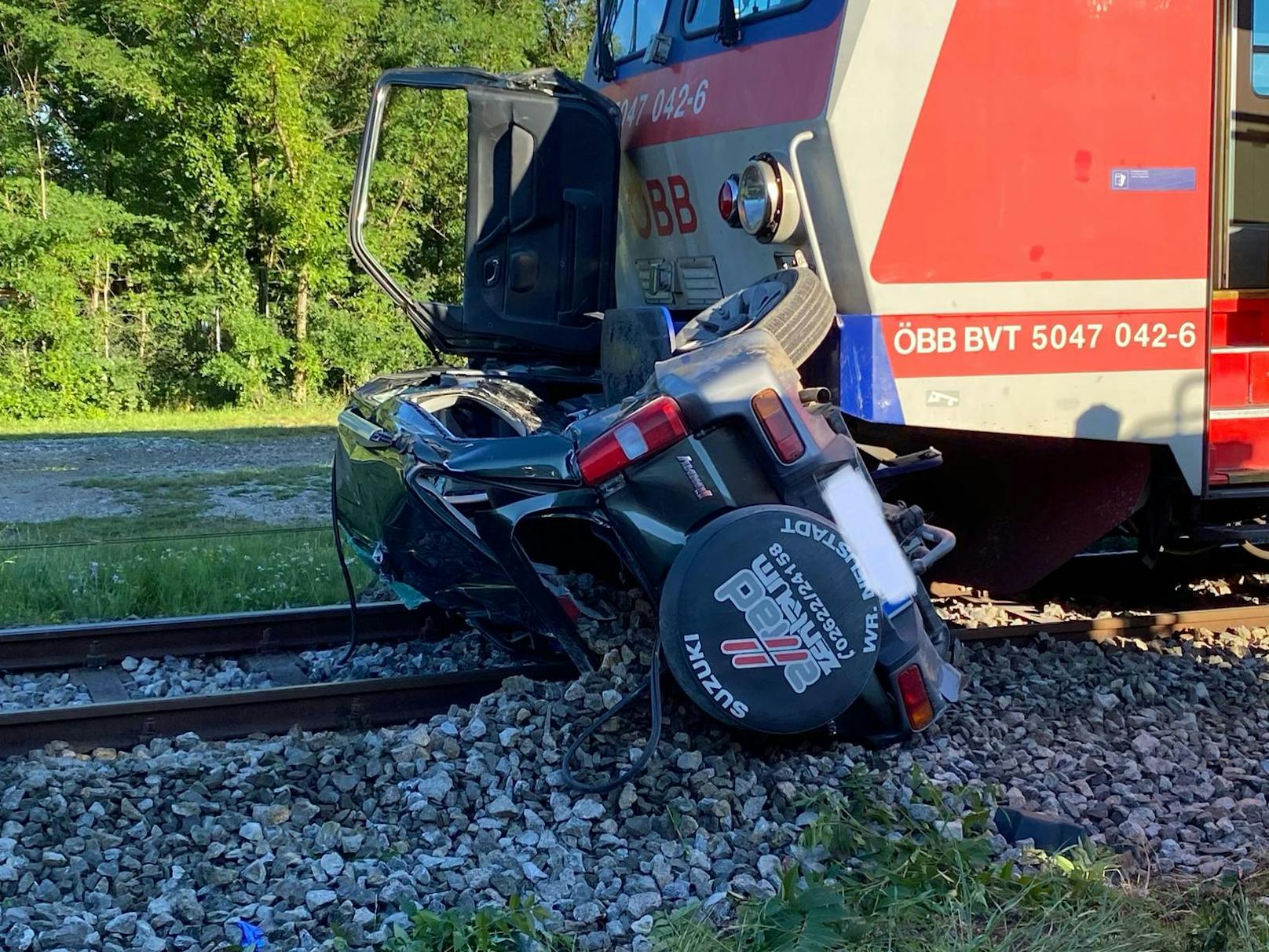 Auto von Zug völlig zerstört