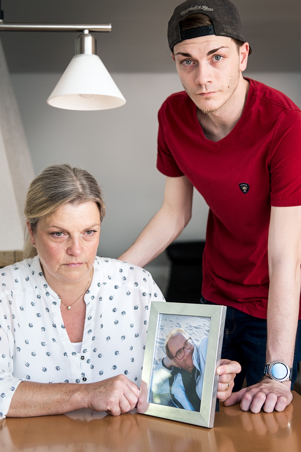 Doris Henkel (l.) mit einem Foto ihres Mannes, hinten steht Sohn Leonard.