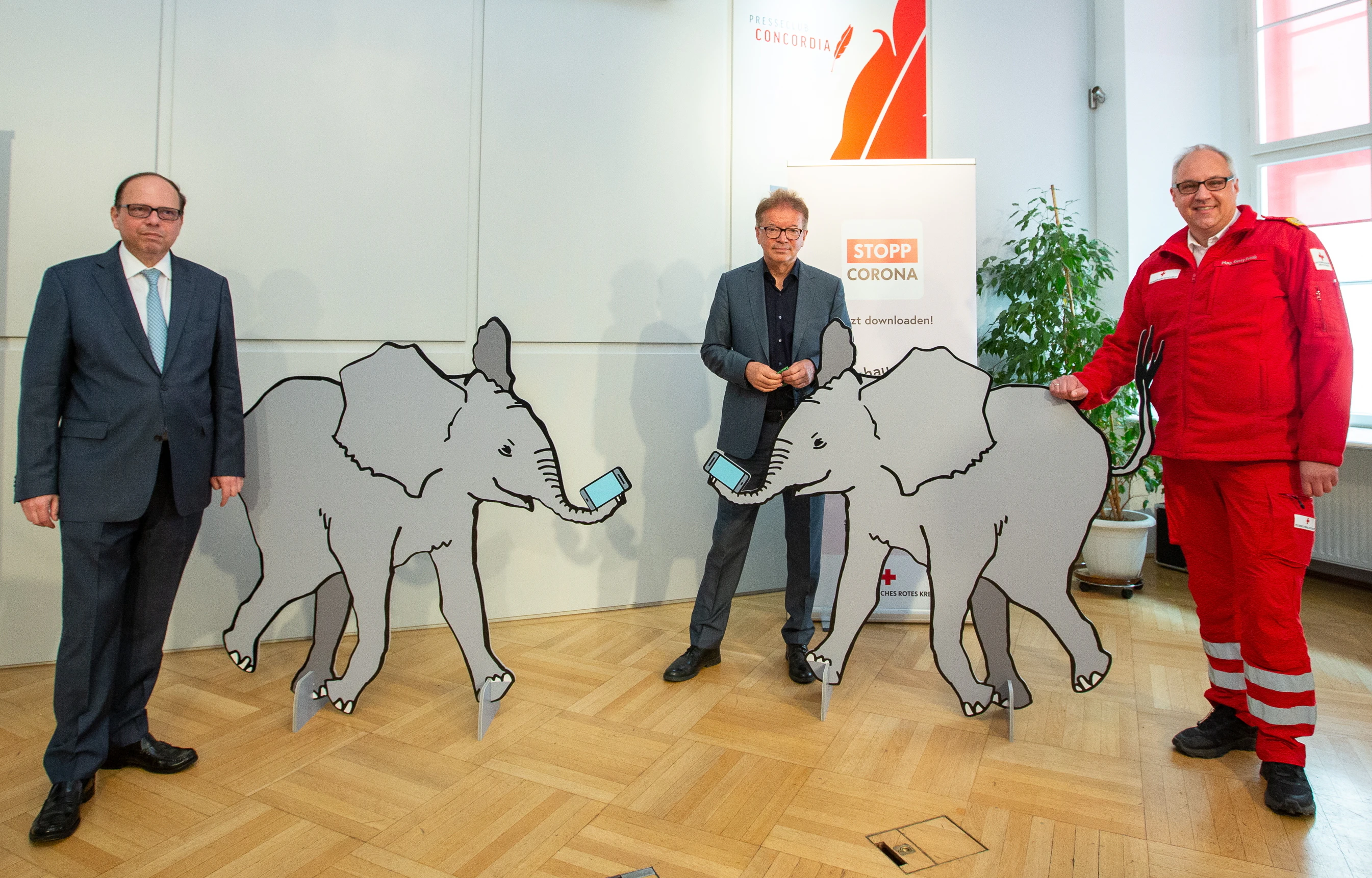 Pressekonferenz zur Stopp-Corona-App: Gesundheitsminister Rudi Anschober, Ärztekammerpräsident Thomas Szekeres und der Bundesrettungskommandant des Roten Kreuzes, Gerry Foitik.