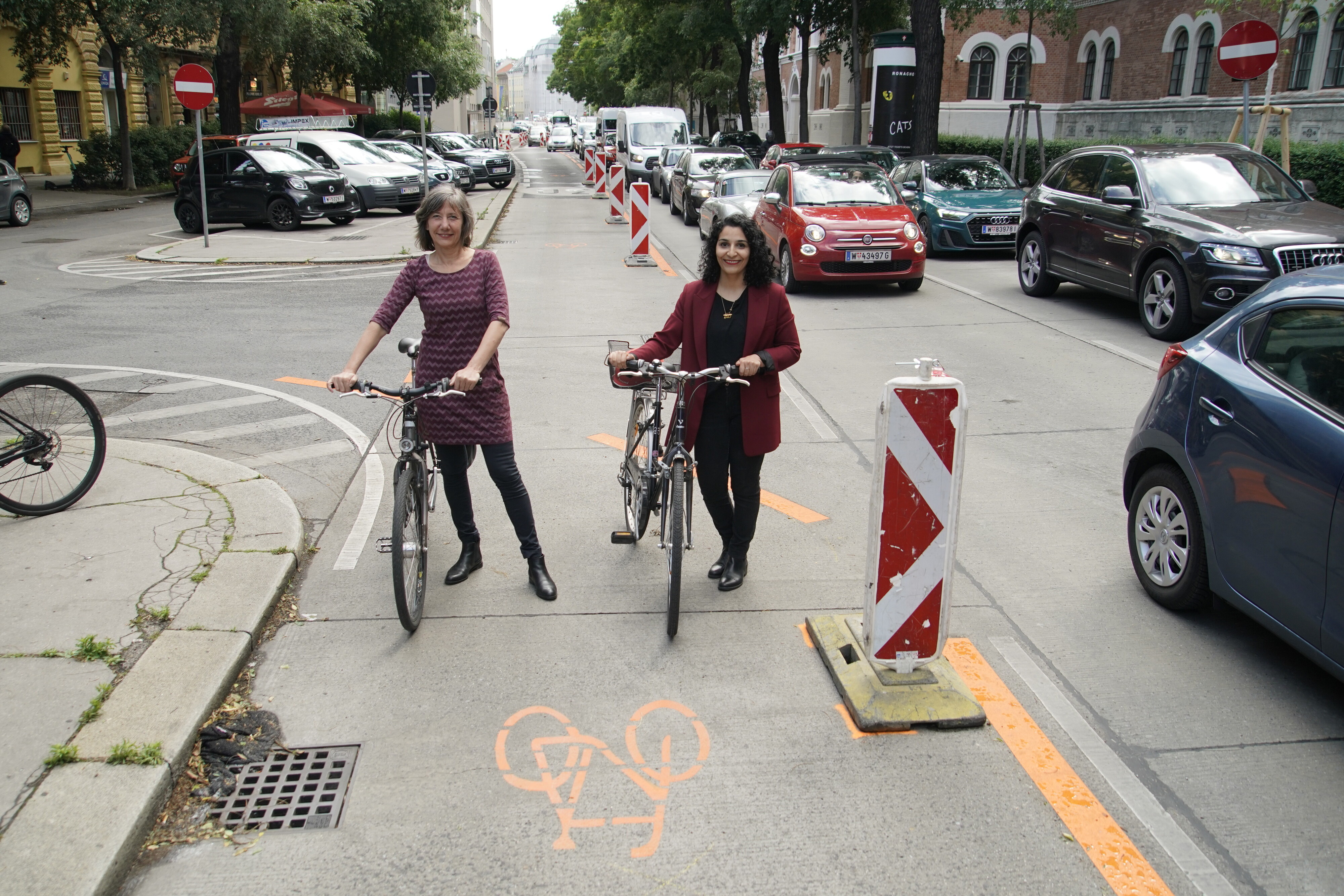 Vizebürgermeisterin Birgit Hebein (G, li.) und Alsergrund-Bezirkschefin Saya Ahmad (SPÖ) eröffnen den neuen Pop-up-Radweg Hörlgasse.