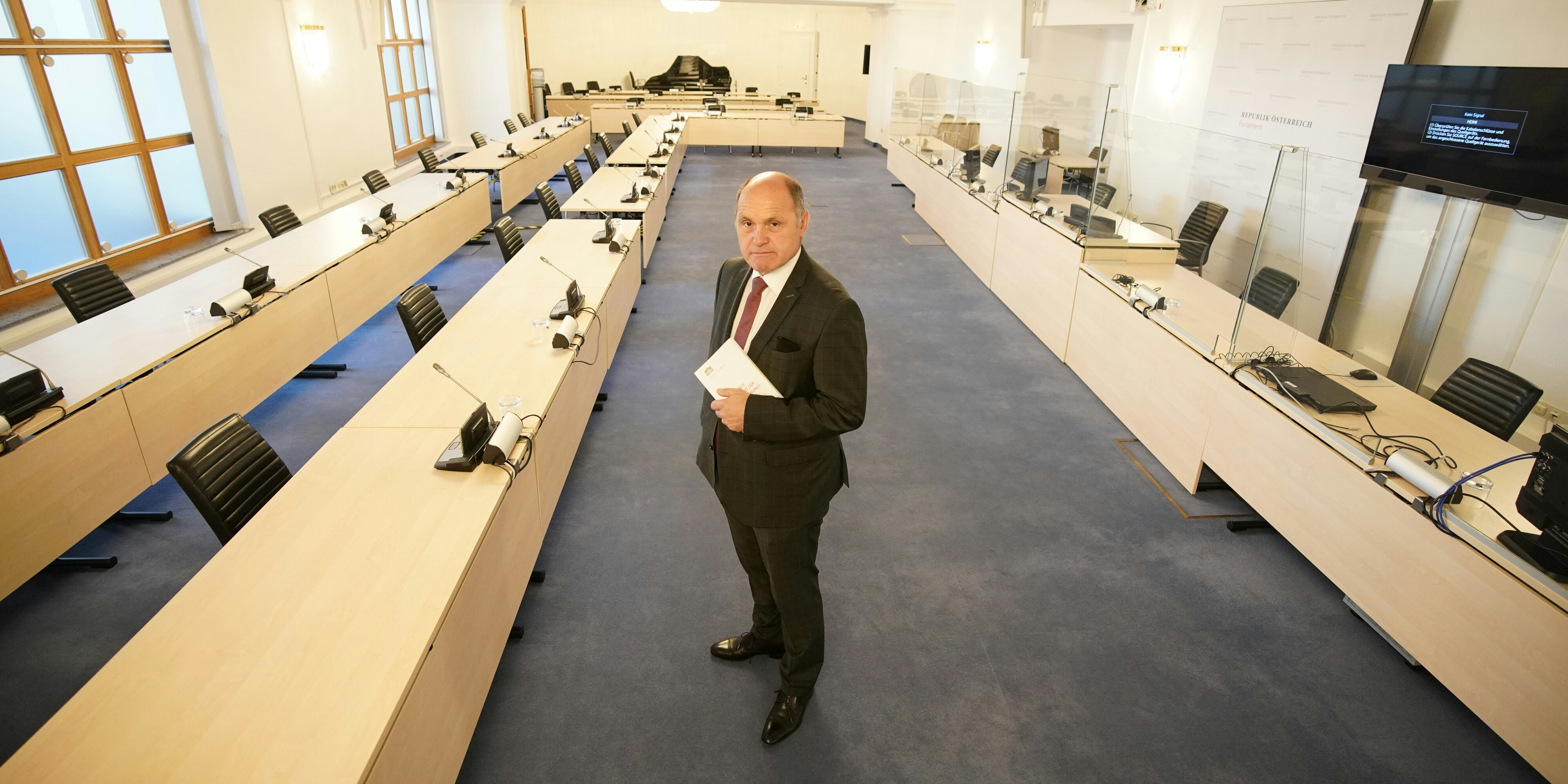 Sobotka im Sitzungssaal und abgetrenntem Wartebereich