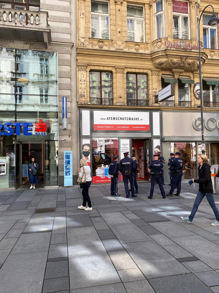 Die Polizei beim Maskengeschäft in der Kärntner Straße