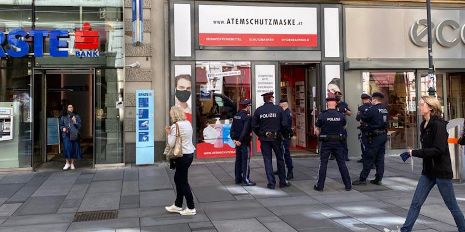 Die Polizei beim Maskengeschäft in der Kärntner Straße