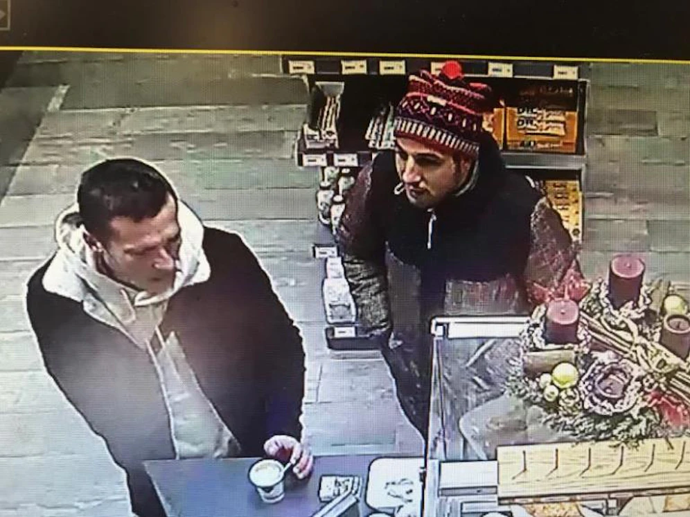 Hinweise auf die Männer werden an die Polizeiinspektion Neulengbach unter der Nummer 059133-3168 erbeten.