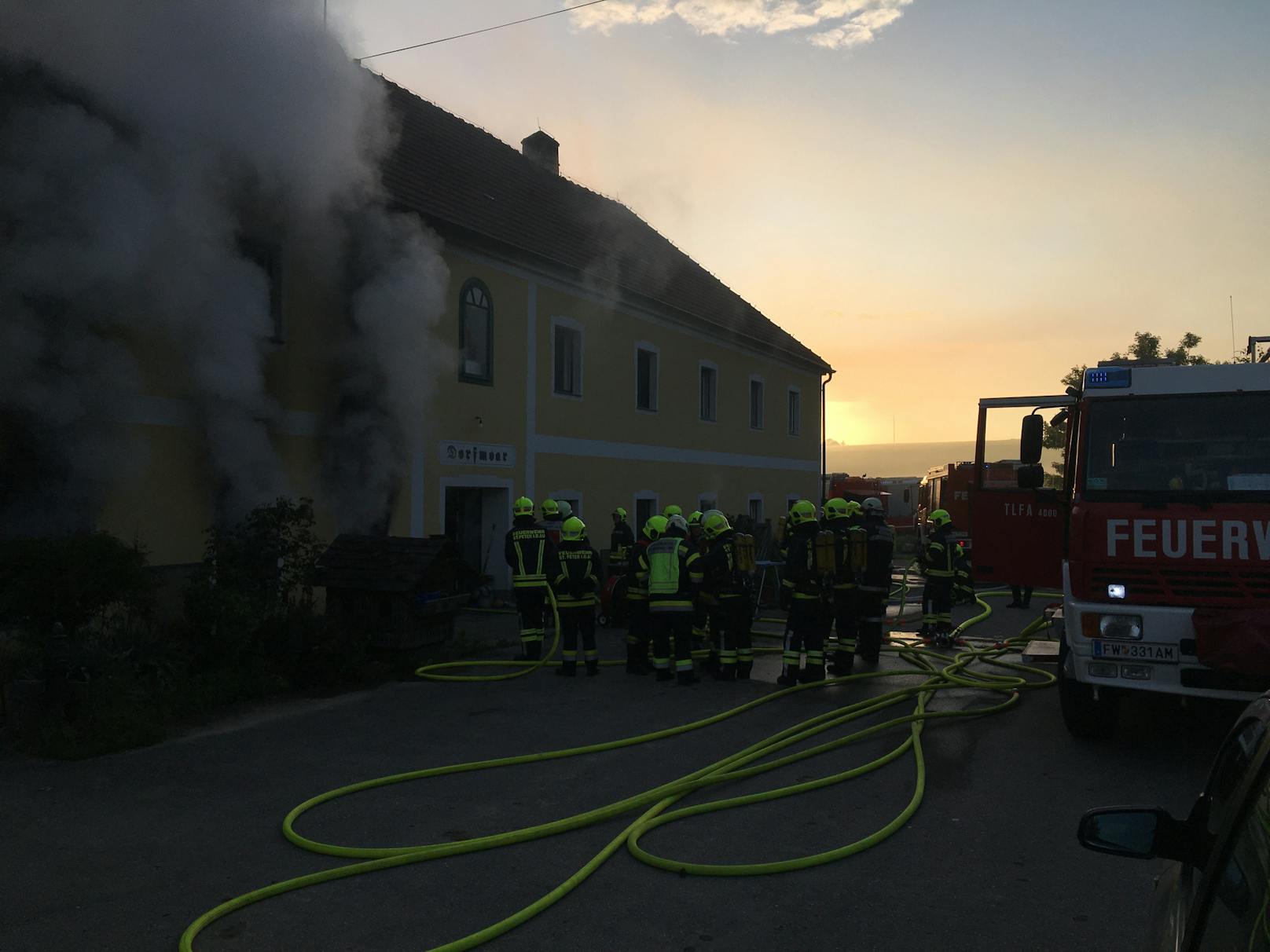 Toter bei Brand auf Bauernhof: Feuerwehr im Großeinsatz