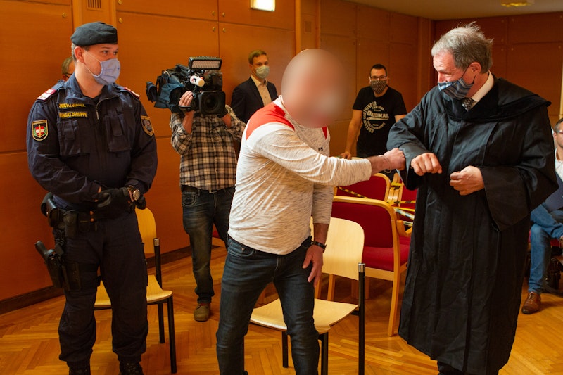 Corona-Handshake: So begrüßt der Beschuldigte seinen Anwalt.