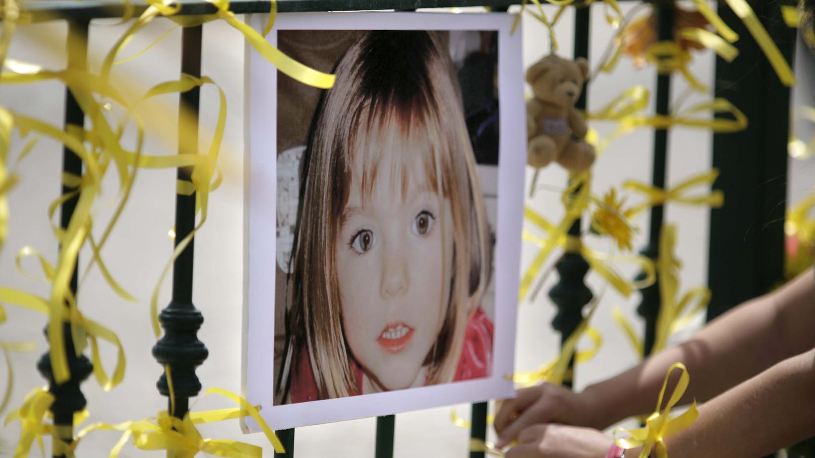 Im Zusammenhang mit dem Verschwinden des damals 3-jährigen britischen Mädchens Madeleine Beth McCann am 3. Mai 2007 aus einer Appartementanlage in Praia da Luz in Portugal ermittelt die Staatsanwaltschaft Braunschweig gegen einen 43-jährigen deutschen Staatsangehörigen wegen des Verdachts des Mordes.