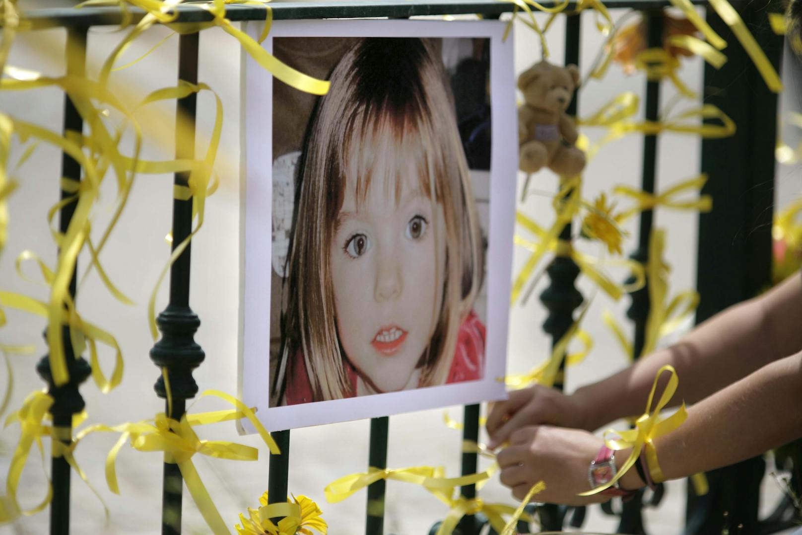 Im Zusammenhang mit dem Verschwinden des damals 3-jährigen britischen Mädchens Madeleine Beth McCann am 3. Mai 2007 aus einer Appartementanlage in Praia da Luz in Portugal ermittelt die Staatsanwaltschaft Braunschweig gegen einen 43-jährigen deutschen Staatsangehörigen wegen des Verdachts des Mordes.