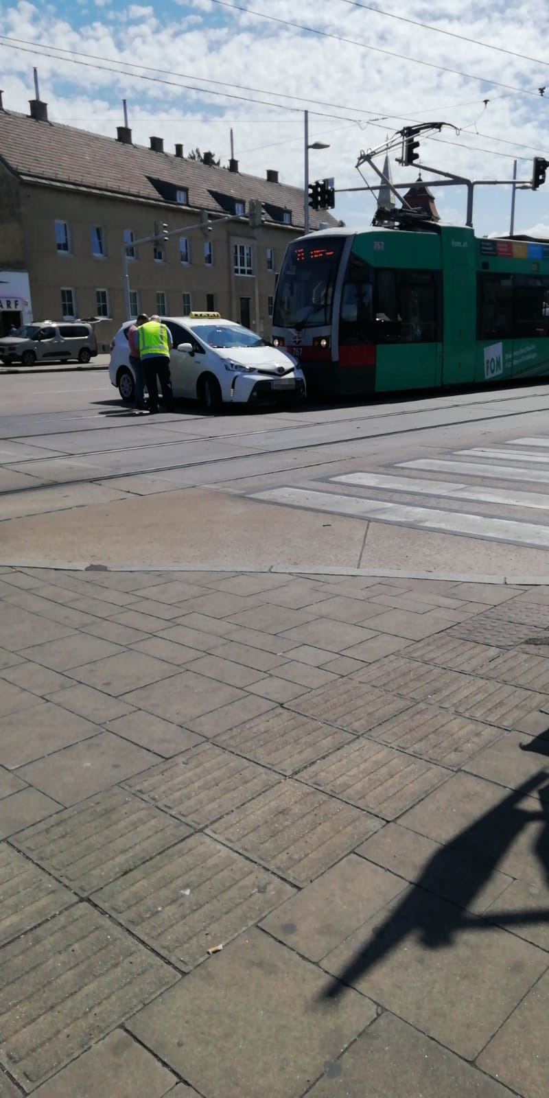 Unfall In Wien: Straßenbahn Kracht In Taxi | Heute.at