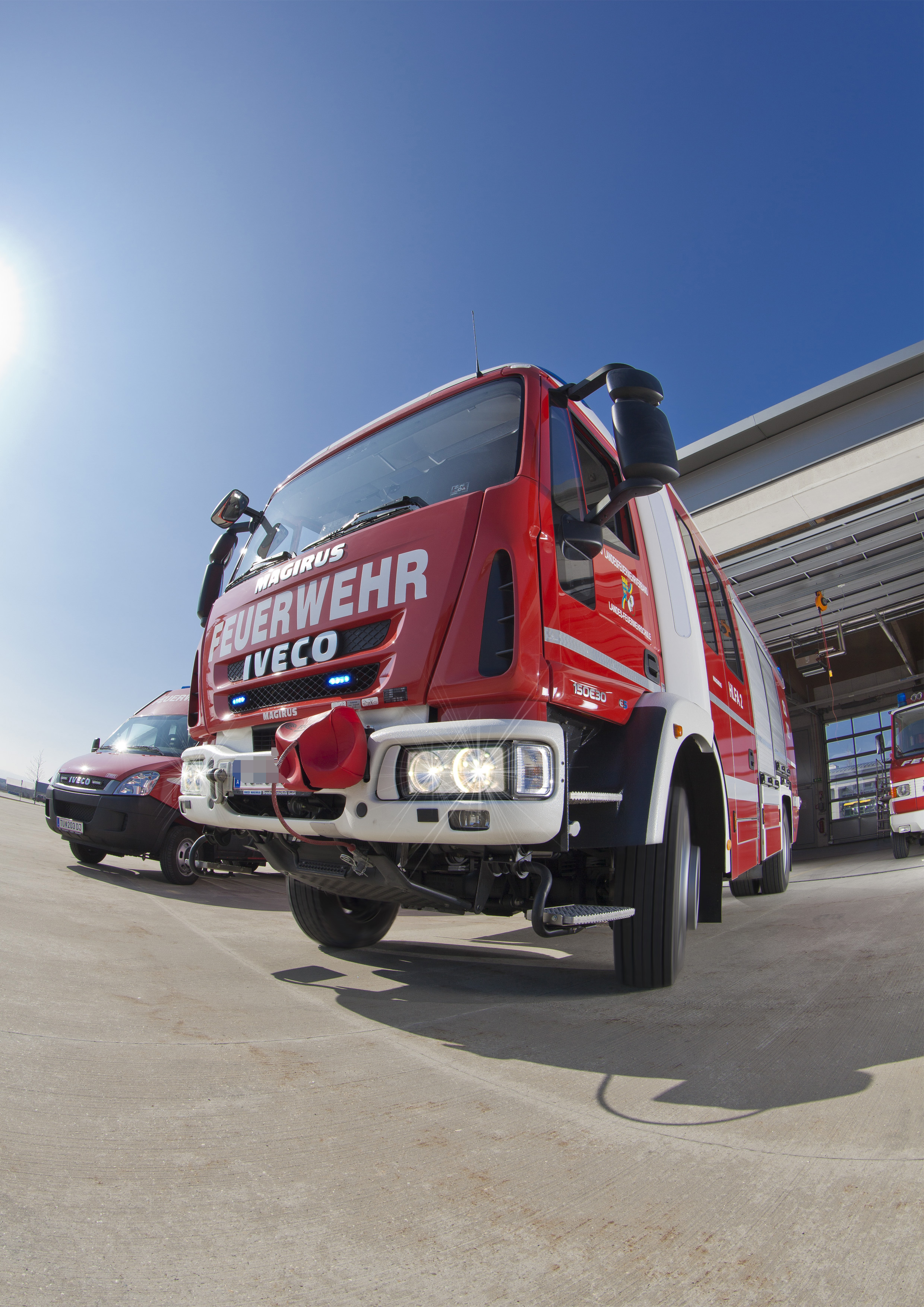 Die Feuerwehr-Mitglieder versuchten, den Mann aus dem Wrack zu ziehen.