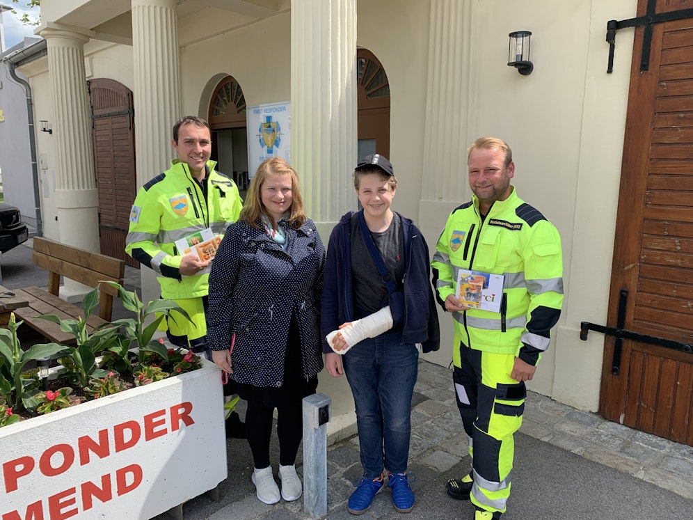 Jan und seine Mama bedankten sich bei den First Respondern Thomas Koch (links) und Michael Mareda (rechts).