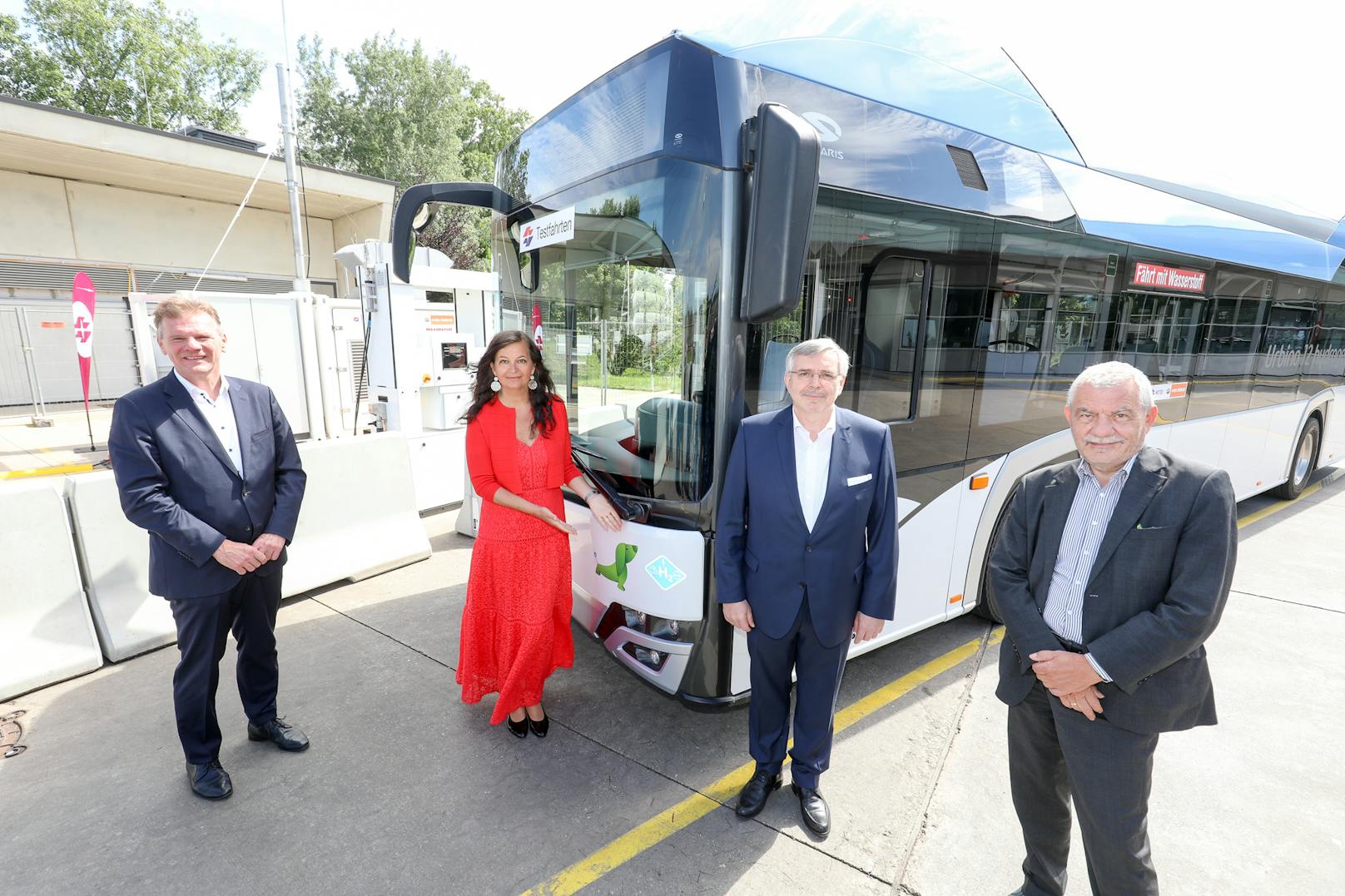 Michael Strebl (Wien Energie), Öffi-Stadträtin Ulli Sima, Gerhard Fida (Wiener Netze) und Wiener-Linien-Geschäftsführer Günter Steinbauer (v.l.) mit dem neuen H2-Bus.