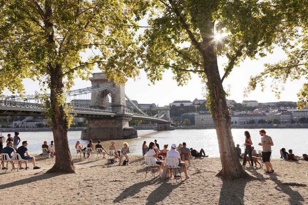 Eine Strandbar in Budapest: Zumindest diese Reiseziel dürfte für Österreicher fix sein.