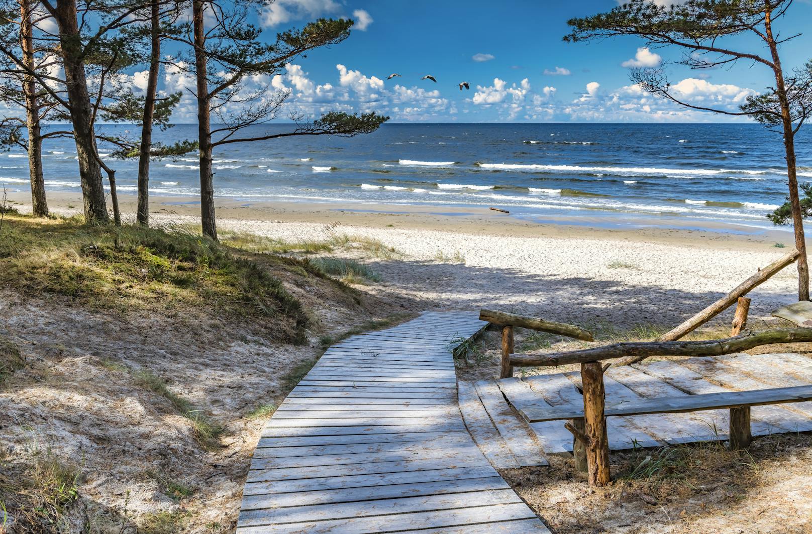 <strong>8. Jurmala, Lettland:</strong> Wenn es um den Sommer- und Strandurlaub geht, ist Lettland vielleicht nicht gerade das erste Reiseziel, das einem in den Sinn kommt. Aber es könnte&nbsp;in diesem Sommer genau das richtige für dich sein: In der Region Jurmala  gibt es 33 Kilometer Strand mit feinem Sand und zahlreichen Wellness-Hotels.&nbsp;Außerdem ist Lettland deutlich weniger als die meisten anderen europäischen Länder vom Coronavirus betroffen. Auch hier dürfen Urlauber wieder ab dem 1. Juli einreisen.