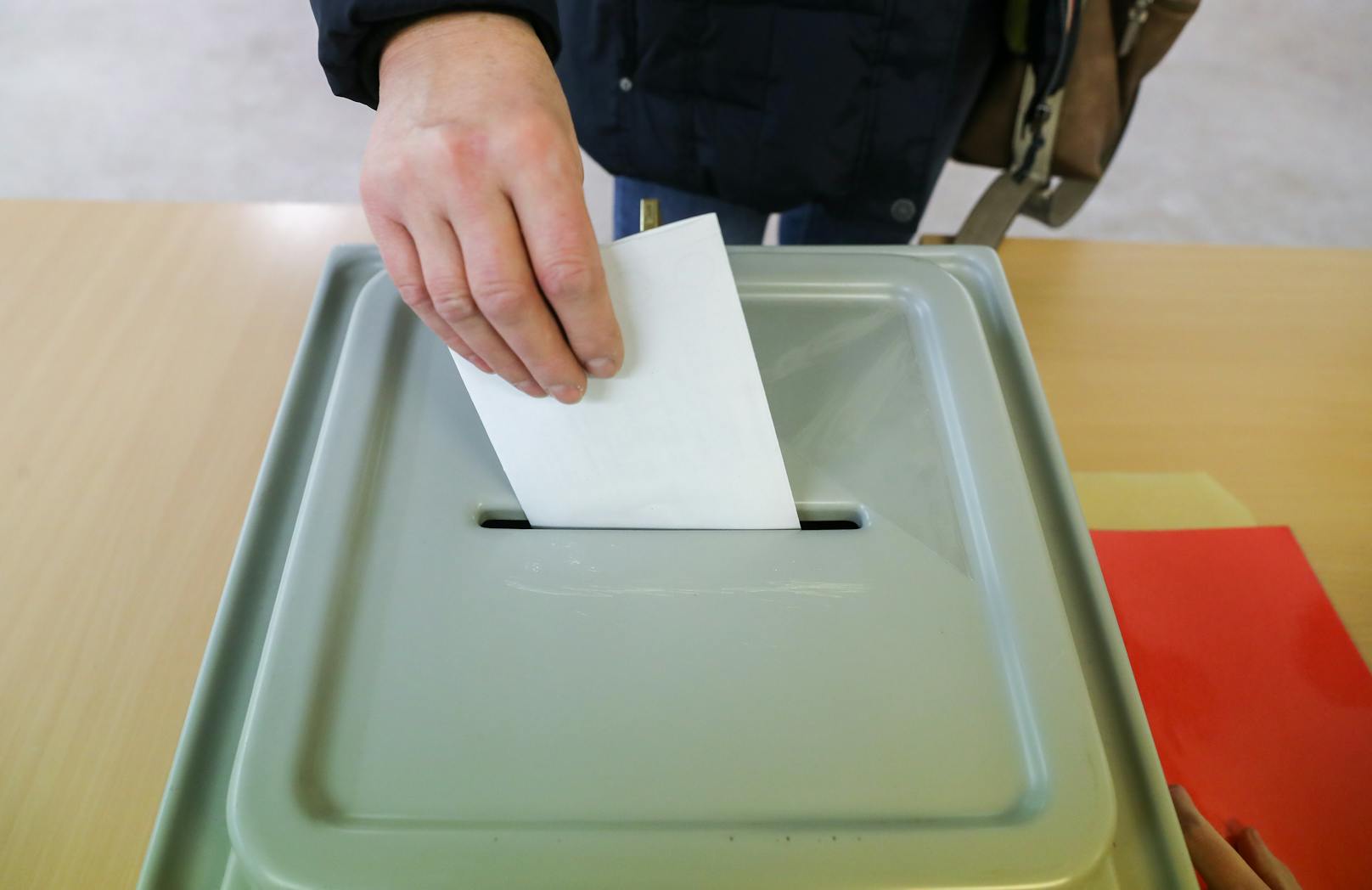 In rund 1.500 Wahllokalen können die Wiener bei der Wahl am 11. Oktober ihre Stimme abgeben. Wer lieber per Wahlkarte wählt, kann diese bereits anfordern, ausgeliefert werden diese ab Mitte September.&nbsp;